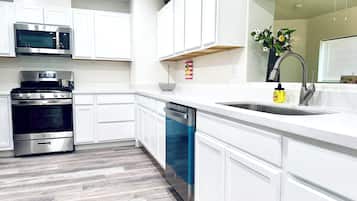 Micro-ondes, four, plaque de cuisson, lave-vaisselle