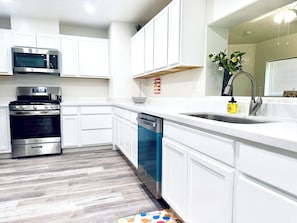 Microwave, oven, stovetop, dishwasher - Terrific, CLEAN 4-bedroom house in Thatcher with WiFi, AC (Thatcher)