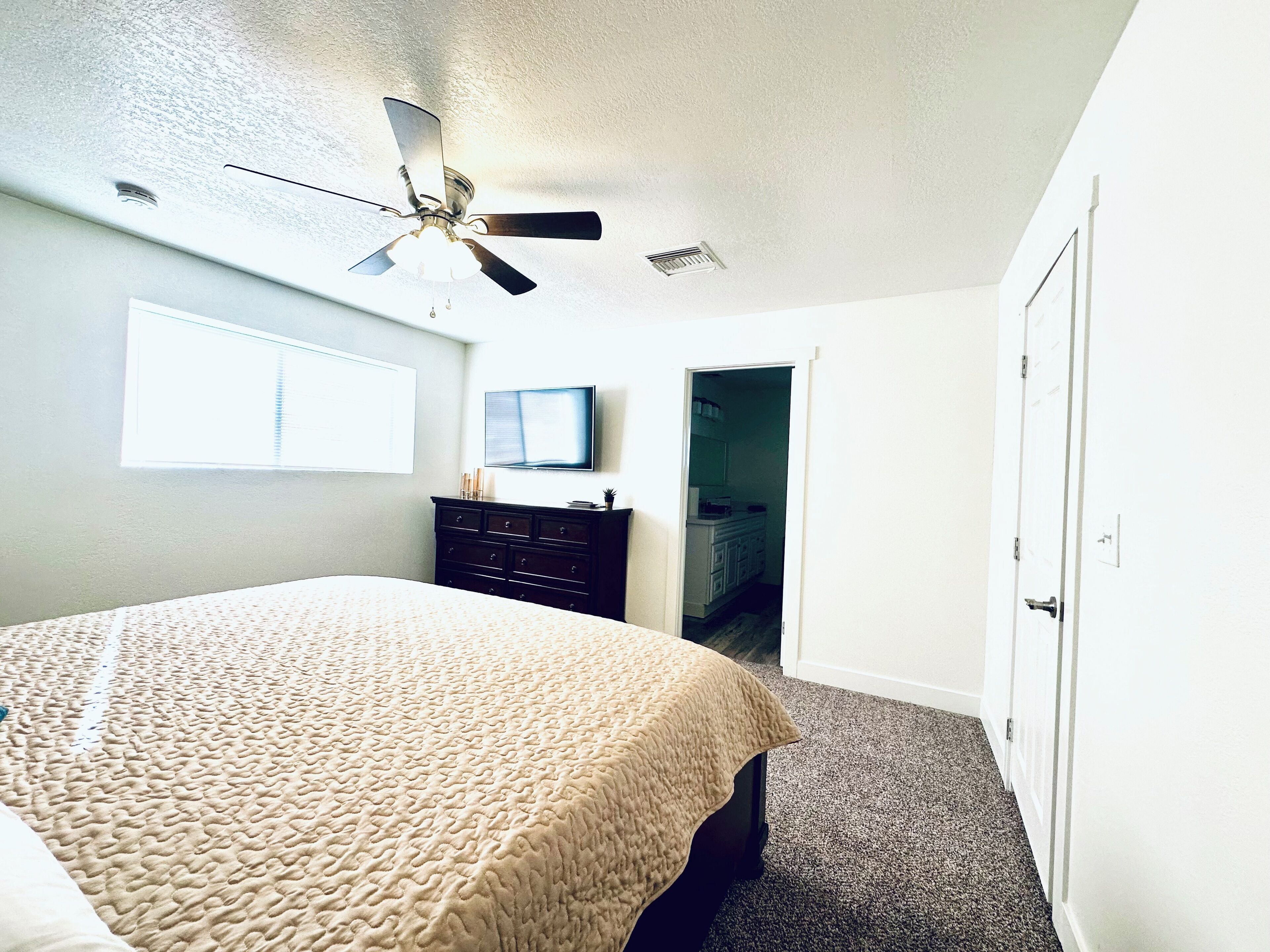 4 bedrooms, iron/ironing board, WiFi (free), bed sheets