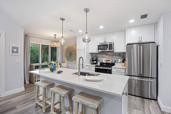 Réfrigérateur, micro-ondes, four, plaque de cuisson