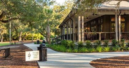 Fully Updated Kiawah Tennis Club Villa! Screened Porch! NEW LISTING