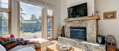 Smart TV, chimenea y libros