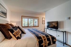 2 soverom, skrivebord, strykejern/-brett og wi-fi (inkludert)