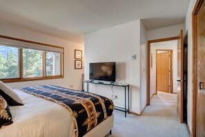 2 bedrooms, desk, iron/ironing board, free WiFi
