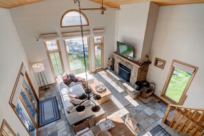 スマートテレビ、暖炉、書庫