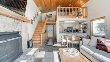 TV connectée, cheminée, livres