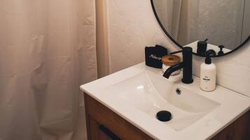 Standard Suite, 1 King Bed with Sofa bed | Bathroom