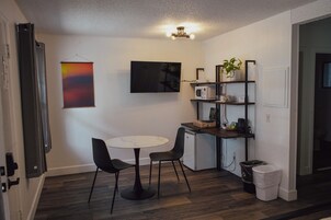 Suíte standard, 1 cama King e sofá-cama | Área de estar | Smart TV 43 polegadas com canais a cabo
