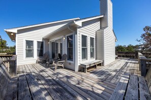 Terrace/patio - Joint Venture: Private Pool, Short Walk to Beach and Currituck Lighthouse (Corolla)