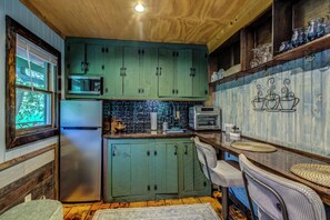 ثلاجة، ميكروويف، موقد طهي مسطح، ماكينة لصنع القهوة/الشاي