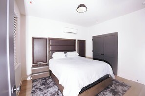 4 bedrooms, free WiFi, bed sheets - Urban Stylish 4 Story Townhome in Downtown Atlanta with Rooftop + 2 car garage (Atlanta)