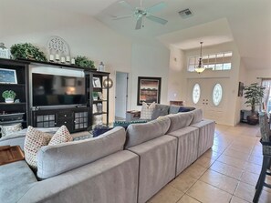 TV - Escape to Paradise in Our Charming Coral Cottage (Cape Coral)