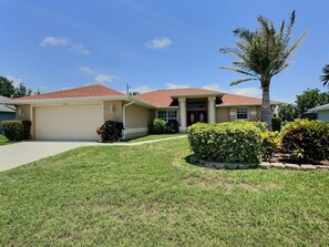 Exterior - Escape to Paradise in Our Charming Coral Cottage (Cape Coral)