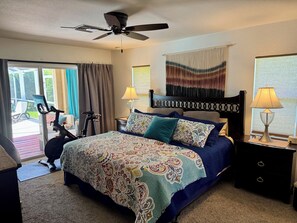 4 bedrooms, free WiFi - Escape to Paradise in Our Charming Coral Cottage (Cape Coral)