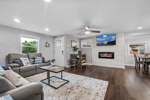 Smart TV, fireplace, video games, DVD player - Marina Breeze: Lake View> Central To Grove & Grand (Grove)