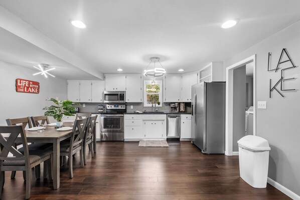 Fridge, microwave, oven, stovetop - Marina Breeze: Lake View> Central To Grove & Grand (Grove)