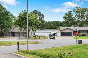 Property grounds - Marina Breeze: Lake View> Central To Grove & Grand (Grove)