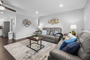 Smart TV, fireplace, video games, DVD player - Marina Breeze: Lake View> Central To Grove & Grand (Grove)