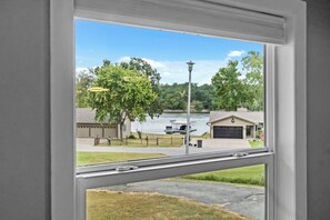 Interior - Marina Breeze: Lake View> Central To Grove & Grand (Grove)