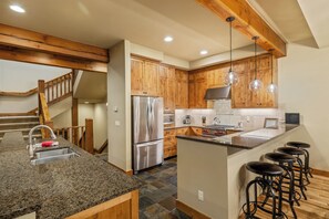 冷蔵庫、電子レンジ、オーブン、コンロ