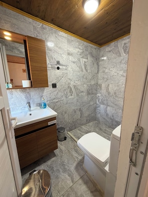 Kamar Standar | Kamar mandi | Pengering rambut, handuk, sabun, dan sampo