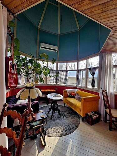 Cozy, Budget-Friendly Eurekan Room in Historical B&B for Solo Travel-The Peddler