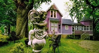 Cozy, Budget-Friendly Eurekan Room in Historical B&B for Solo Travel-The Peddler