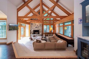 Smart-TV, Kamin, Arbeitsbereiche, Computerbildschirme