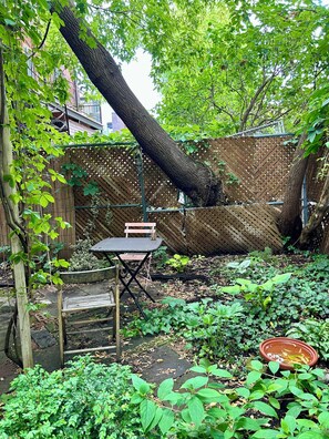 Outdoor dining - Casa Tierra: Mile Ex Apartment (Montréal)