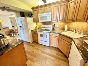 Refrigerador, microondas, horno, placa de cocina
