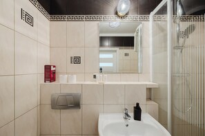 Shower, hair dryer, towels, soap - Katowicka Comfort Apartment (Poznań)