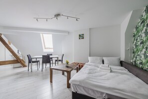 Tabla de planchar con plancha y ropa de cama