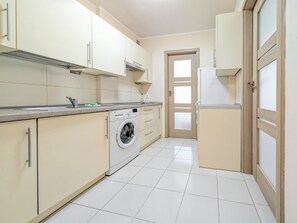 Réfrigérateur, micro-ondes, plaque de cuisson