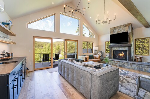 New! Luxury 4-level home with ski-in/ ski-out access and hot tub