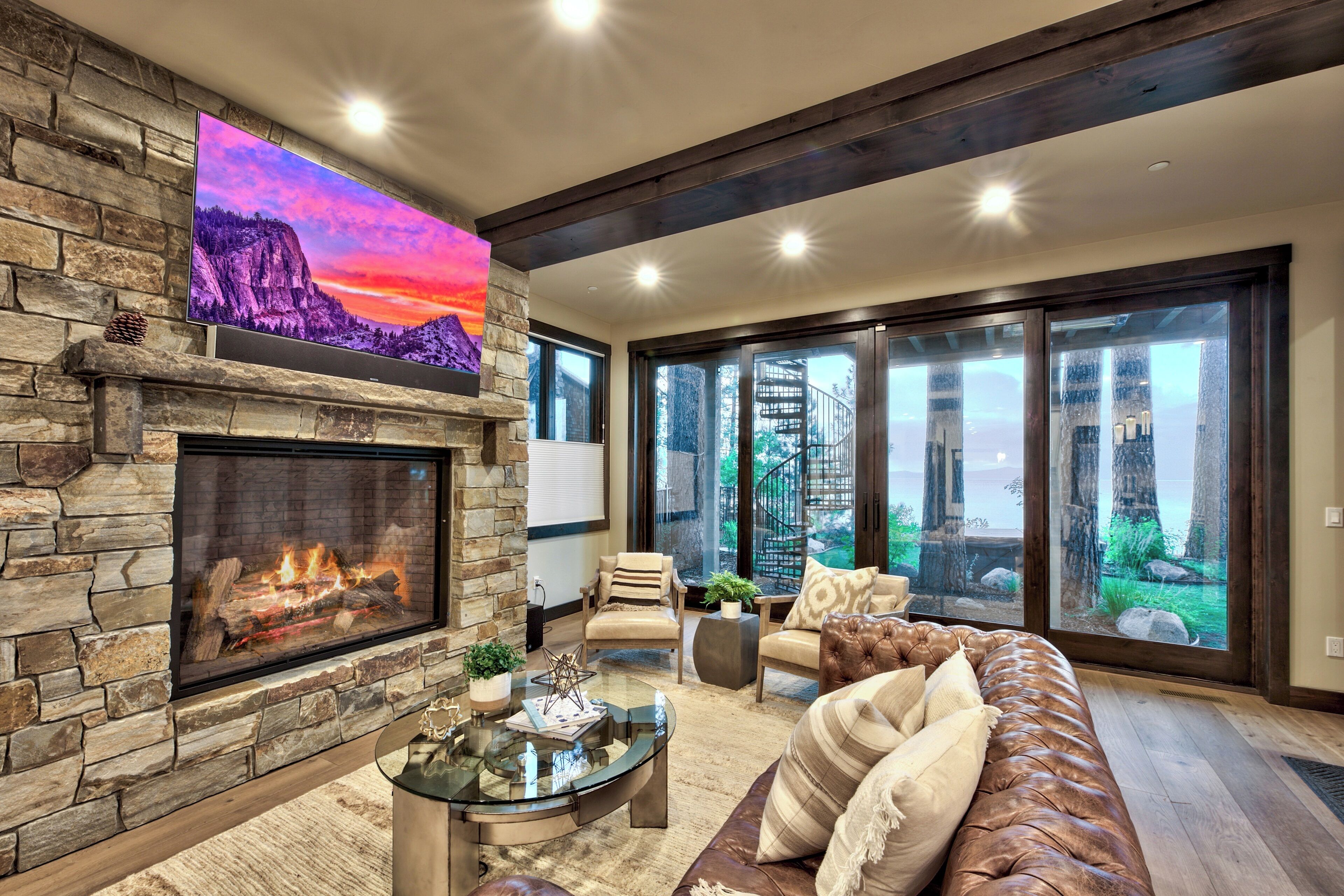 Smart-TV, Kamin, Bücher, Stereoanlage