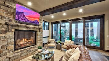 Smart-TV, Kamin, Bücher, Stereoanlage