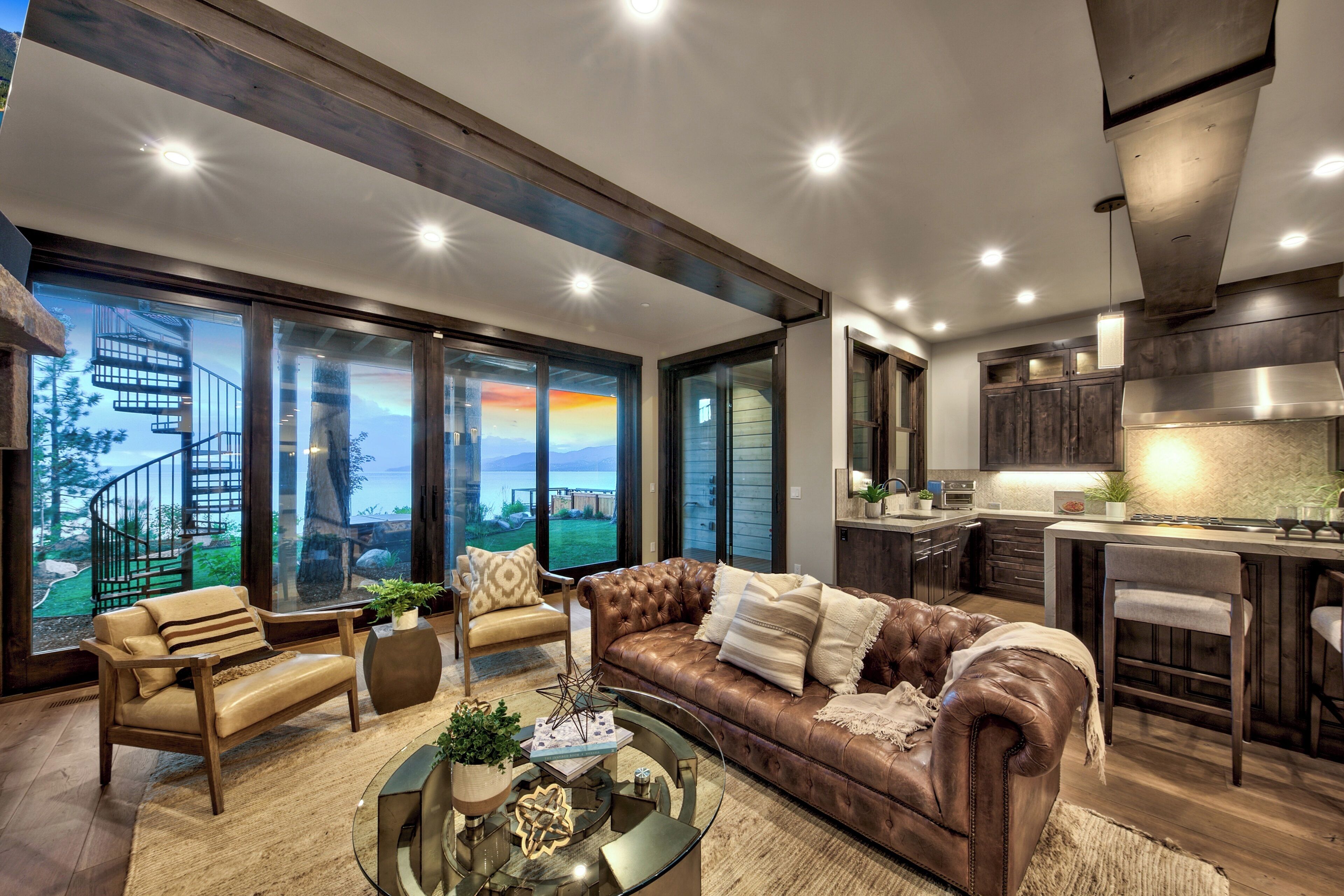 TV connectée, cheminée, livres, chaîne hi-fi