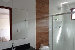 Douche, serviettes fournies, papier de toilette