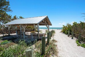 Beach nearby - Latitude Adjustment hosted by Beach Retreats Vacation Rentals (Holmes Beach)