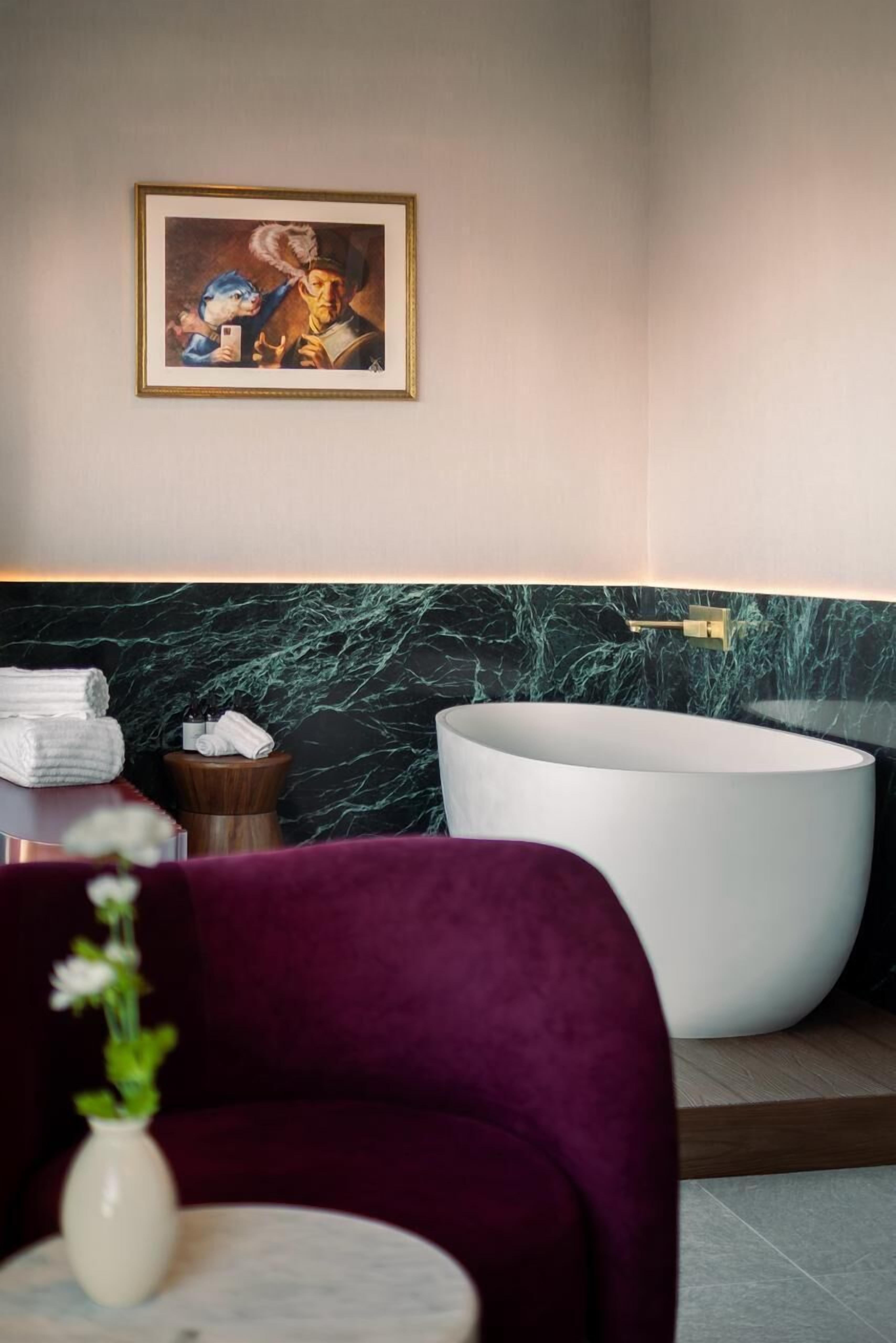 Phòng Suite Deluxe, quang cảnh thành phố | Phòng tắm | Đồ dùng nhà tắm được thiết kế riêng, máy sấy tóc, áo choàng tắm 