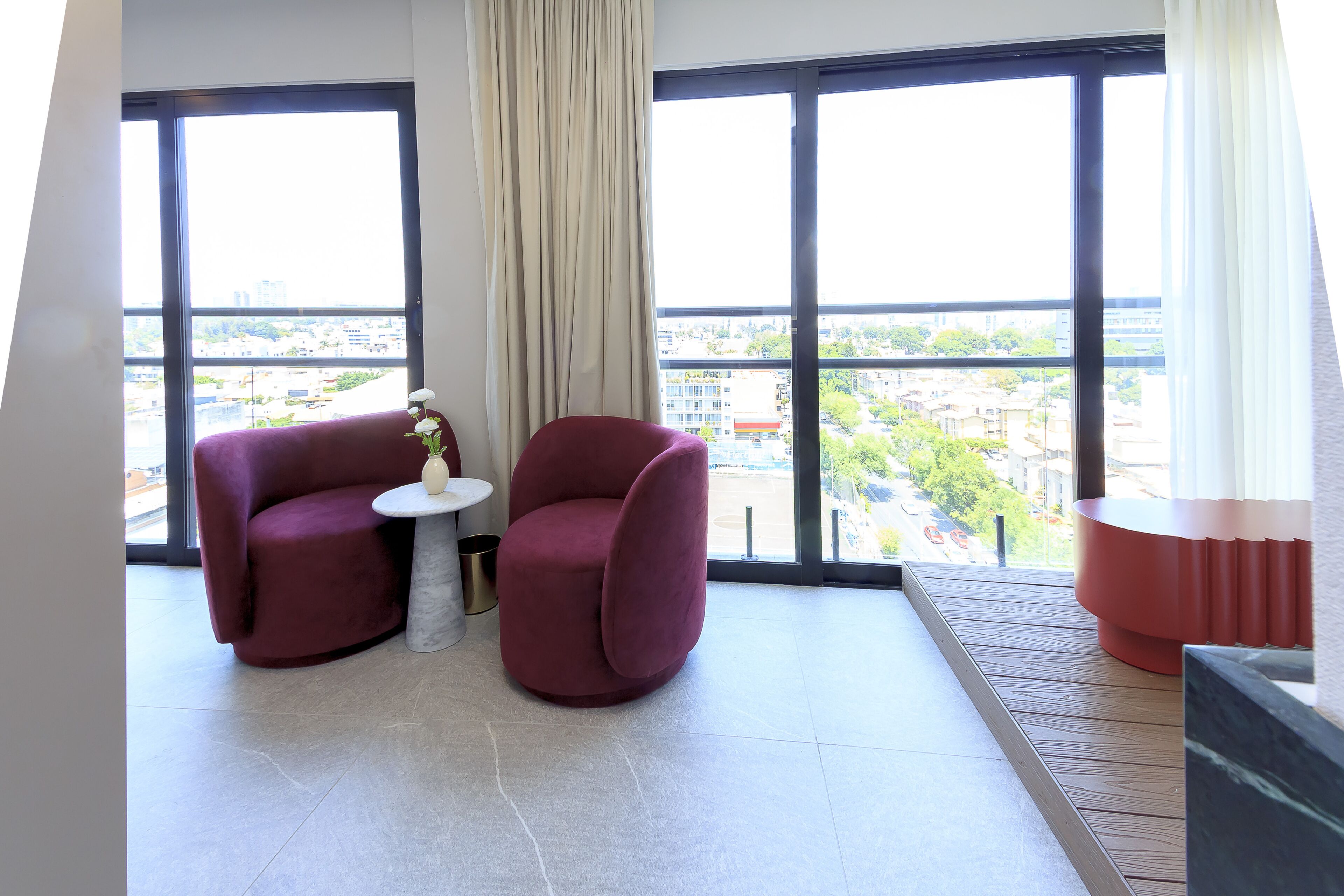 Svit Deluxe - utsikt mot staden | Sängtillbehör av högsta kvalitet, duntäcken, bäddmadrasser och minibar