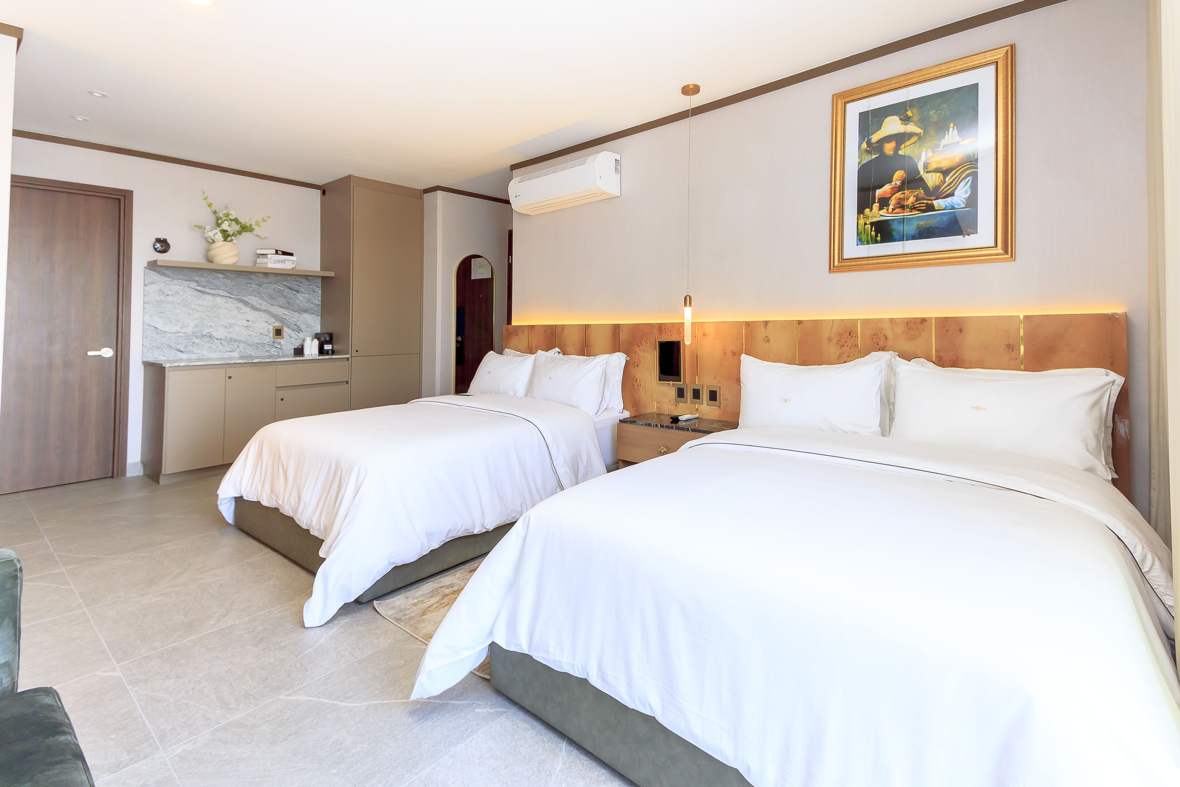 Deluxe dubbelrum - utsikt mot staden | Sängtillbehör av högsta kvalitet, duntäcken, bäddmadrasser och minibar