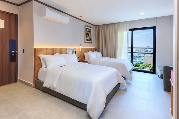 Deluxe Double Room, City View | Peralatan tempat tidur premium, gebar bulu kapas, tilam berlapik