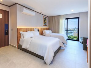 Kamar Double Deluks, pemandangan kota | Seprai premium, selimut bulu angsa, bantalan ekstra lembut, dan minibar