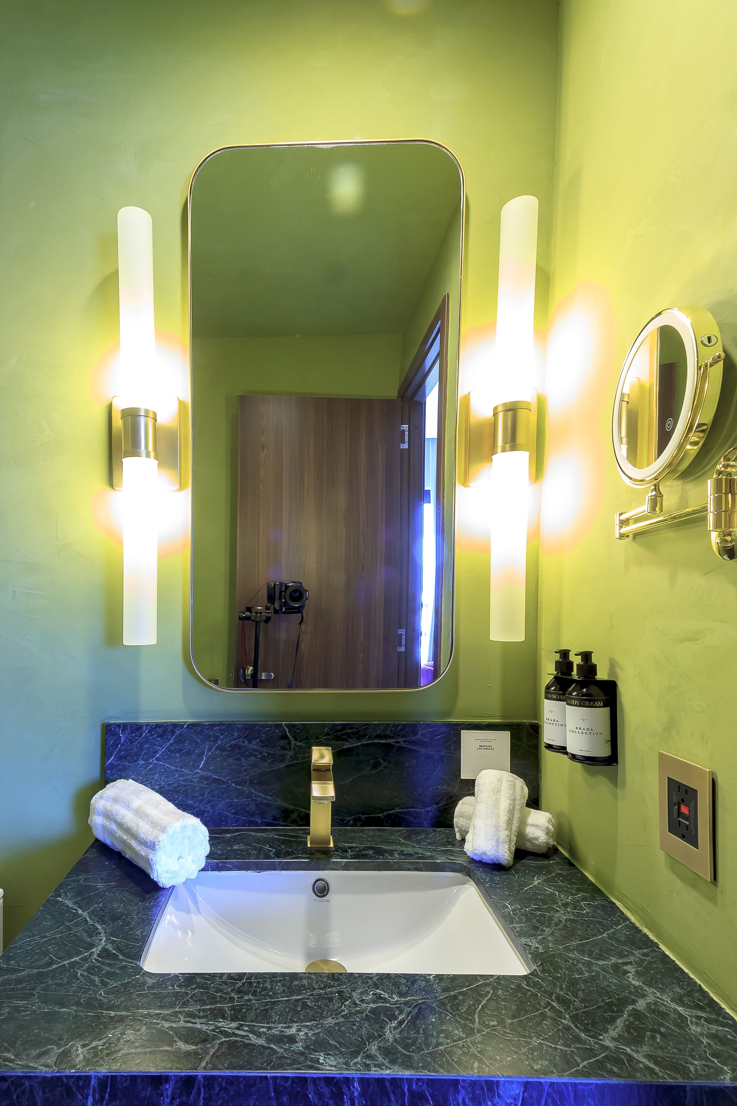 Deluxe Suite, City View | Bathroom | Designer toiletries, hair dryer, bathrobes, towels