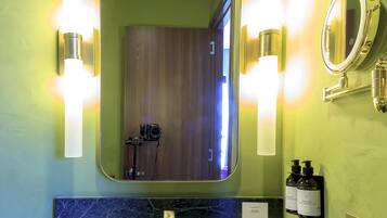 Deluxe Suite, City View | Bathroom | Designer toiletries, hair dryer, bathrobes, towels