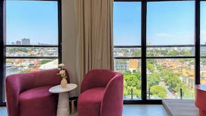Suite – deluxe, byutsikt | Sengetøy av topp kvalitet, dundyner, senger med overmadrass og minibar