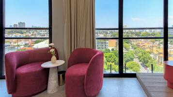 Habitación junior, vistas a la ciudad | Ropa de cama de alta calidad y edredones de plumas