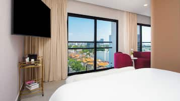 Suite Deluxe, vista a la ciudad | Ropa de cama de alta calidad, edredón, camas con pillow-top y minibar