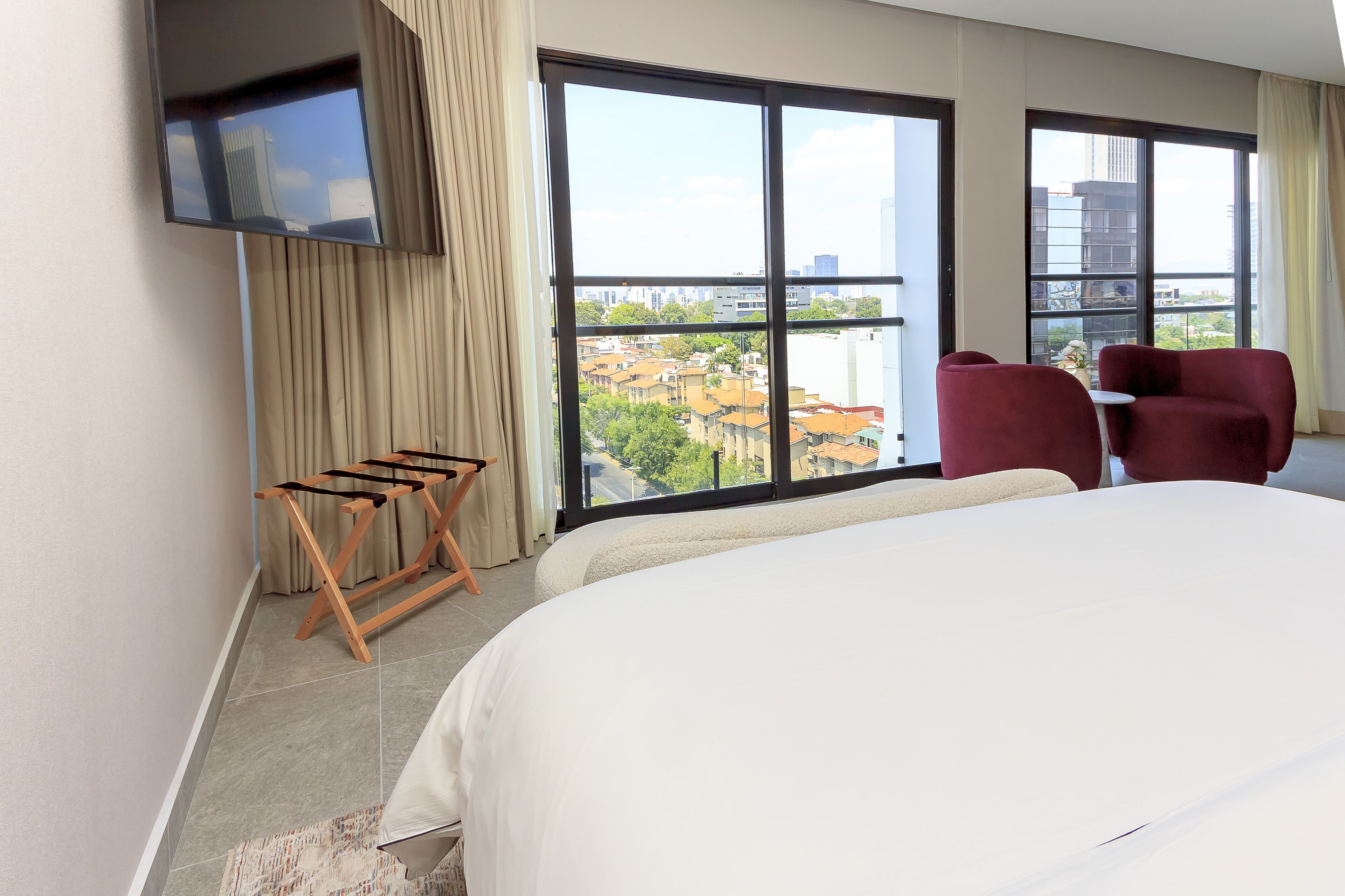 Habitación junior, vista a la ciudad | Ropa de cama de alta calidad, edredón, camas con pillow-top y minibar 